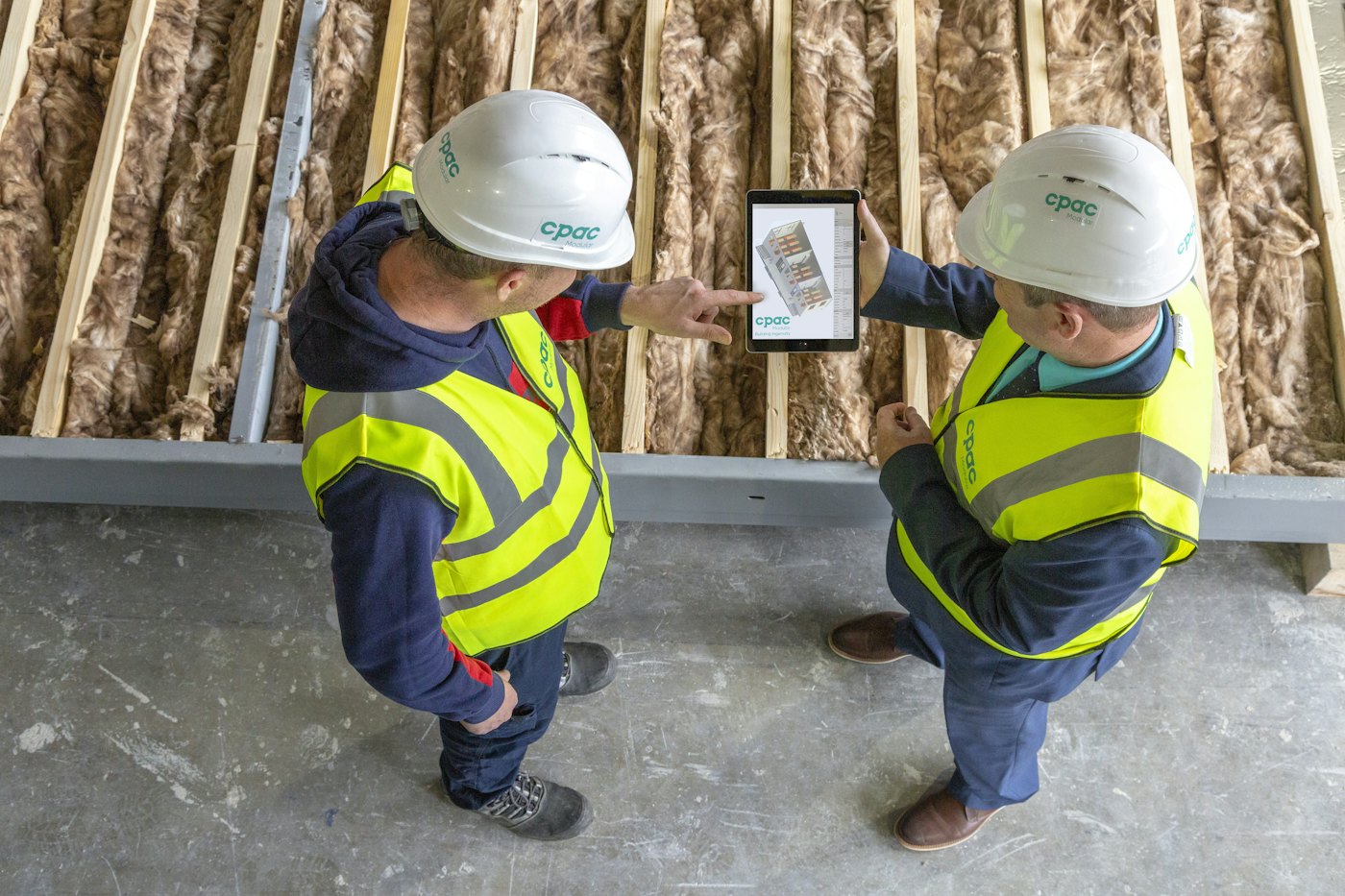 Squadra che consulta il gestionale su tablet in cantiere